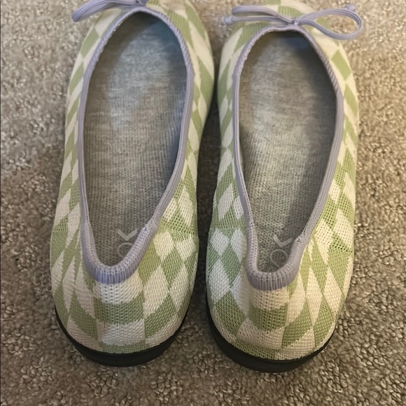 Green and White Flats Comfort - Picture 2 of 3